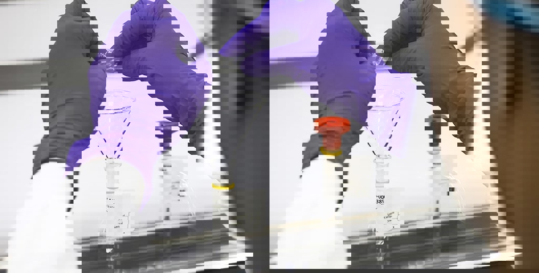 Operador de laboratório de qualidade da GSK envolvido em tarefas focadas, GSK Brasil