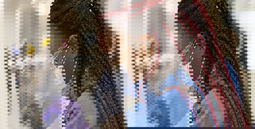 Cientista inspecionando o frasco , GSK Brasil