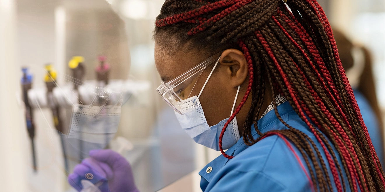 Mulher cientista no laboratório.