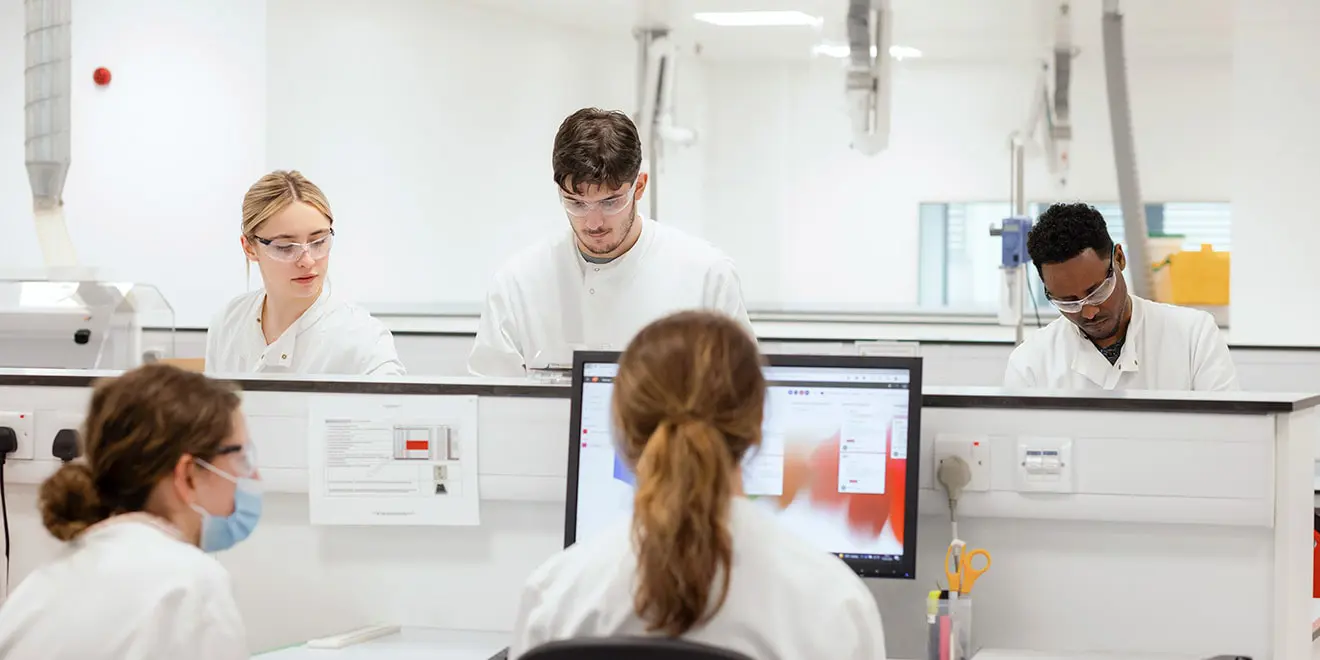 Grupo de cientistas realizando analises.