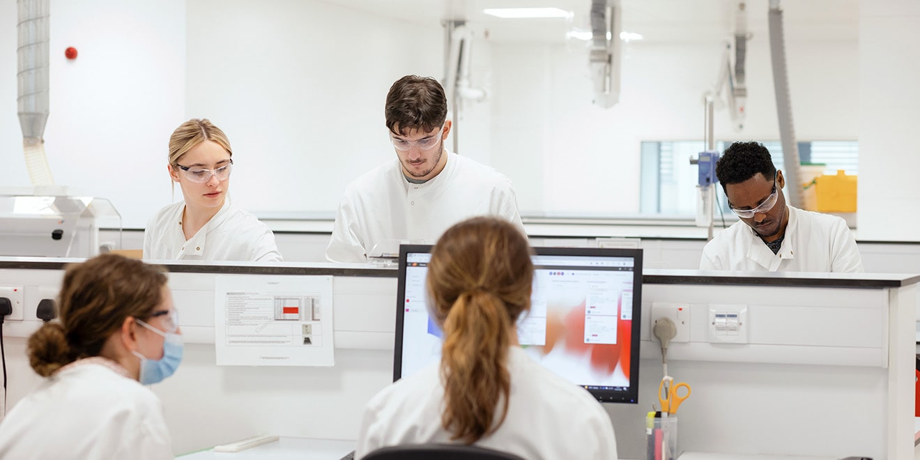 Grupo de cientistas realizando analises.